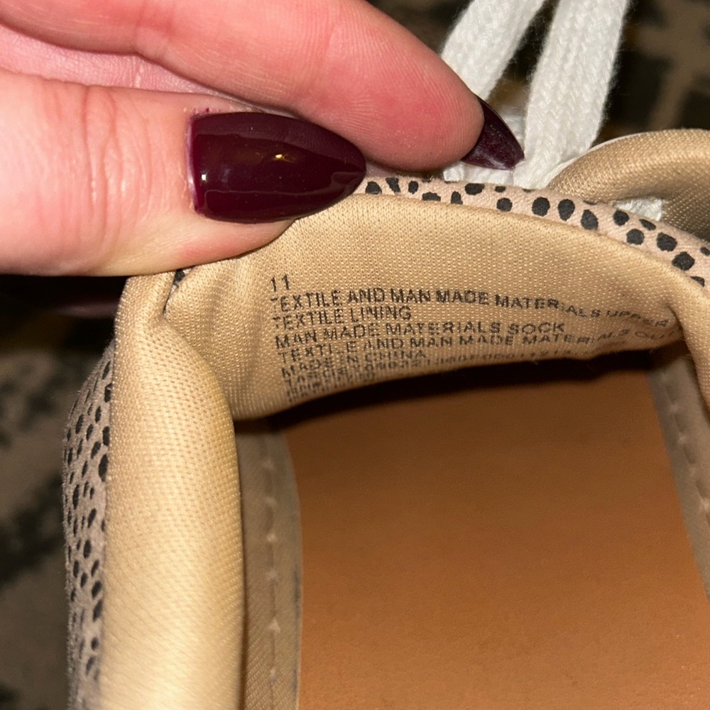 Universal Thread White And Tan Patterned Sneakers - image 5